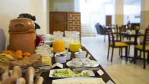 Breakfast area - Home Hoteles - Casa Arcopunco (Cusco)