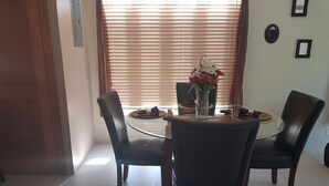 Townhouse, 2 soverom, balkong | Spiseområde på rommet