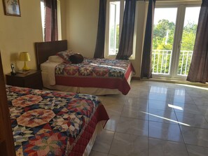 Casa geminada, 2 quartos, sacada | 1 quarto, escrivaninha, ferros/tábuas de passar roupa