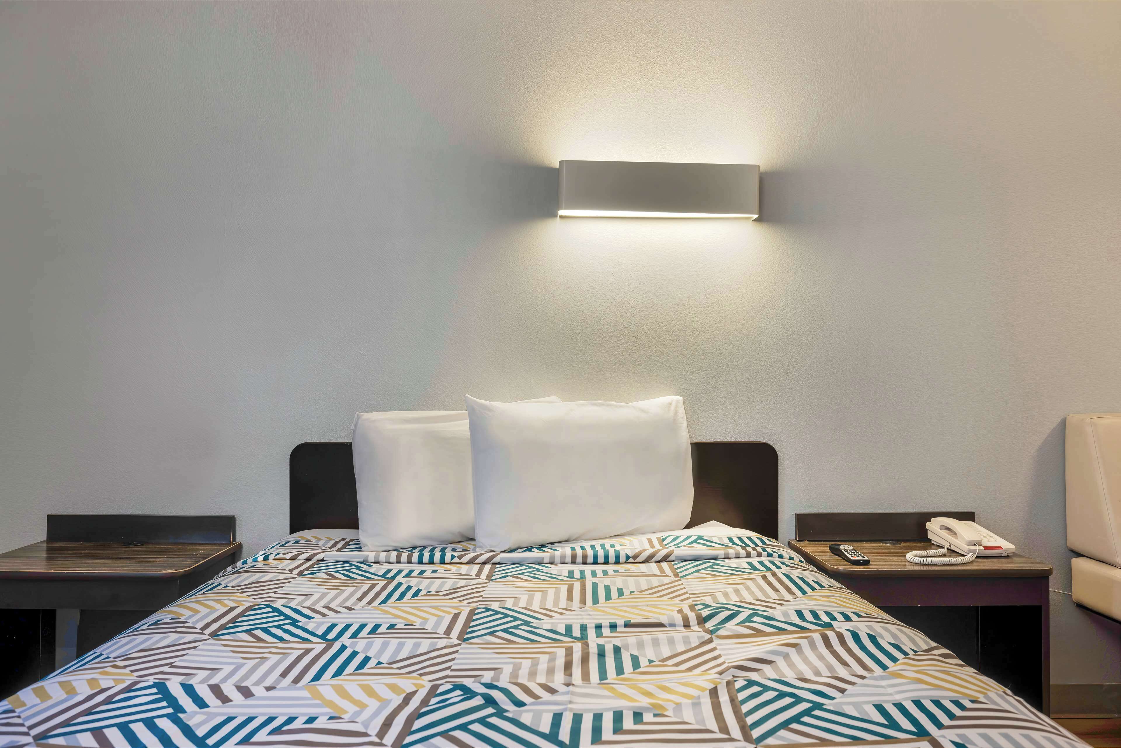 Standardzimmer, 1 Queen-Bett, Nichtraucher, Kühlschrank | Minibar, kostenloses WLAN, Bettwäsche