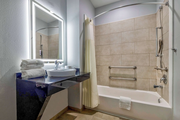 Standard Room, 1 Queen Bed, Non Smoking | Accessible bathroom