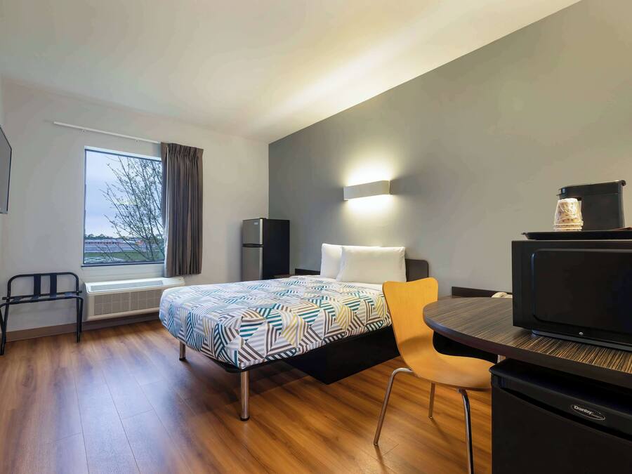 Standard Room, 1 Queen Bed, Non Smoking | Minibar, free WiFi, bed sheets