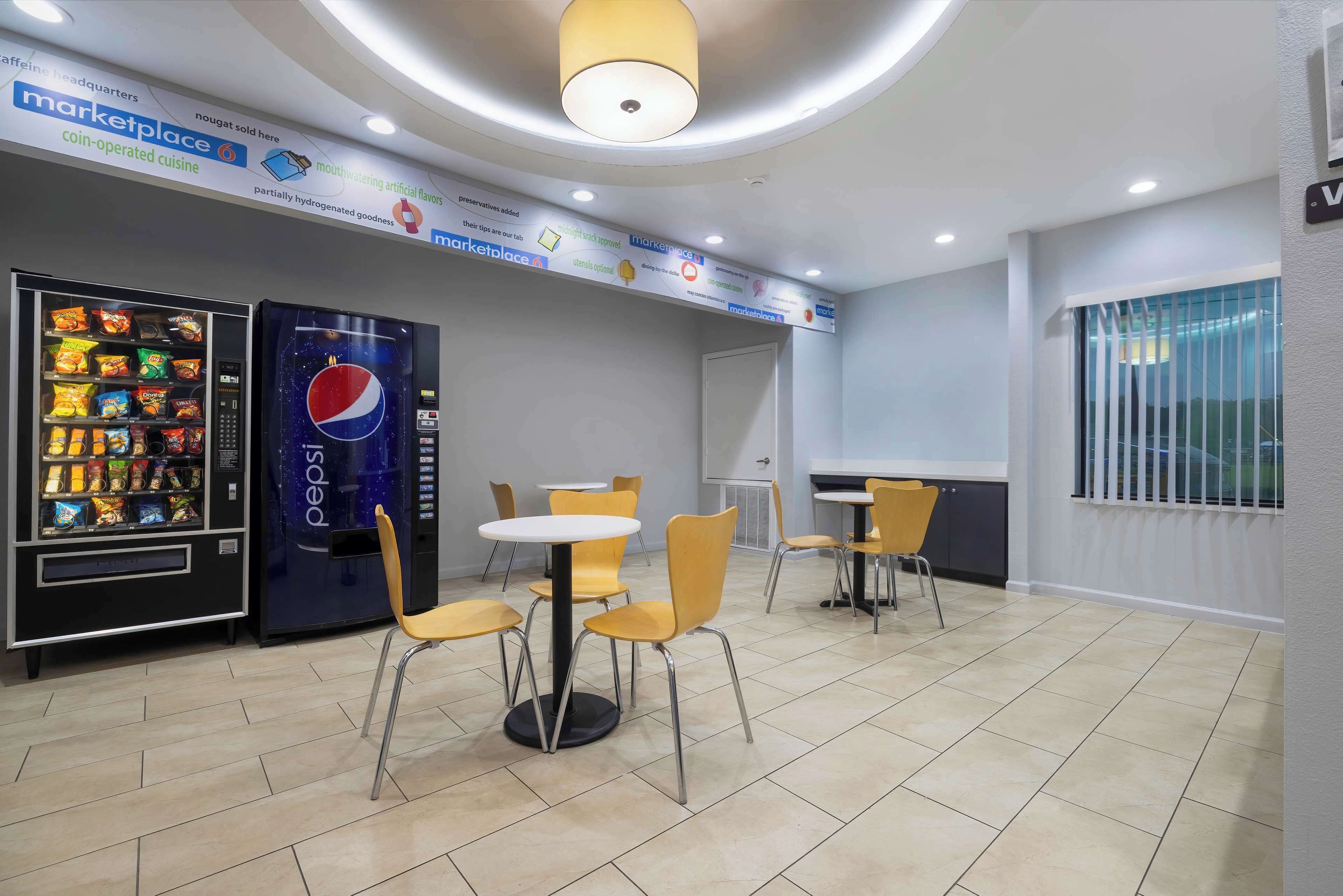 Minibar, free WiFi, bed sheets