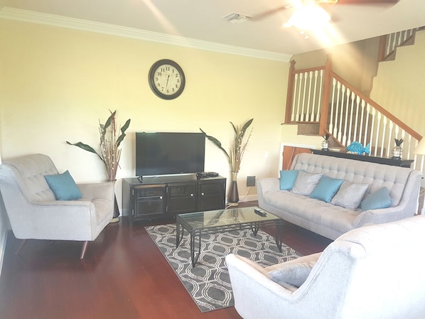 Room, 1 Queen Bed with Sofa bed (Unit shared female property manager) | Living room | Flat-screen TV