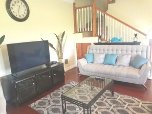 Room, 1 Queen Bed with Sofa bed (Unit shared female property manager) | Aire de séjour | Téléviseur à écran plat