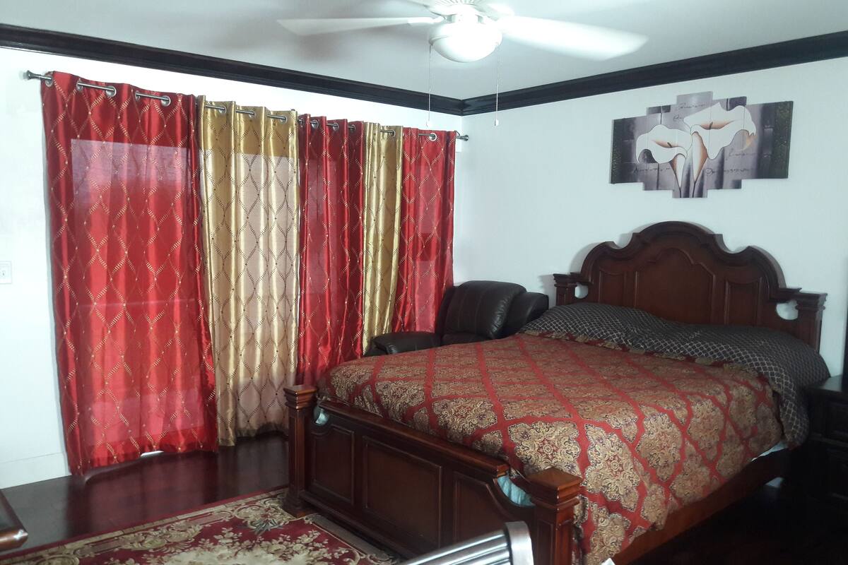 Standard Studio, 1 Queen Bed | Iron/ironing board, free WiFi