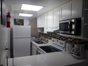 Standard Studio, 1 Queen Bed | Private kitchen | Full-sized fridge, microwave, oven, stovetop - Lakeview Vacation Rental (Freeport)