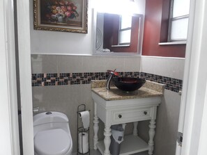 Standard-Studio, 1 Queen-Bett | Badezimmer | Dusche, kostenlose Toilettenartikel, Haartrockner, Handtücher