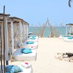 Plage, serviettes de plage, massages sur la plage, yoga sur la plage