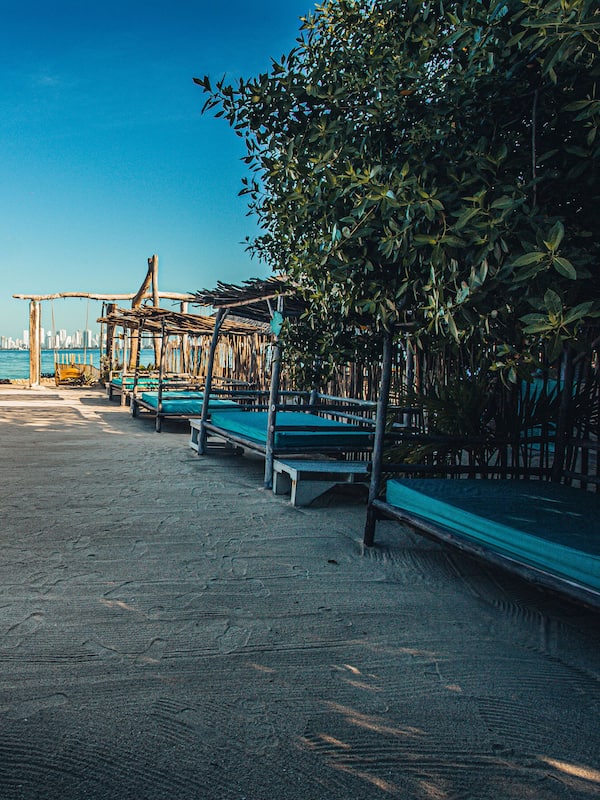 Sulla spiaggia, teli da spiaggia, massaggi sulla spiaggia, yoga