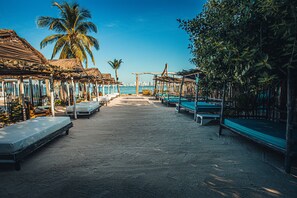 Plage, serviettes de plage, massages sur la plage, yoga sur la plage