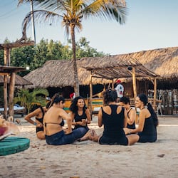 Sulla spiaggia, teli da spiaggia, massaggi sulla spiaggia, yoga