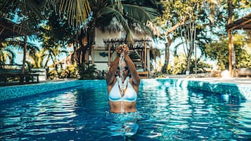 Piscine extérieure, chaises longues