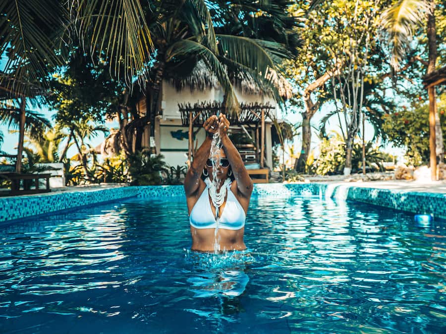 Utomhuspool och solstolar