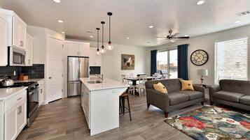 Huis, Meerdere bedden, uitzicht op zwembad (Snow Canyon Escape) | Privékeuken | Een koelkast met diepvriezer, een microgolfoven, een oven, een kookplaat