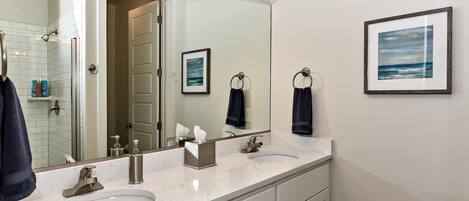 Talo, useita sänkyjä, näköala uima-altaalle (Snow Canyon Escape) | Kylpyhuone | Erillinen kylpyamme ja suihku, ilmaiset hygieniatuotteet