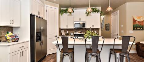 Casa geminada, várias camas, vista para a piscina (Once Upon A Tee Time) | Cozinha privada | Geladeira grande, micro-ondas, fogão, cooktop