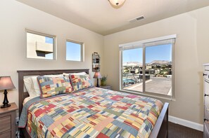 Casa adossada, diversos llits, vistes a la piscina (Once Upon A Tee Time) | 4 dormitoris, planxa i posts de planxar, wifi gratuïta i roba de llit 