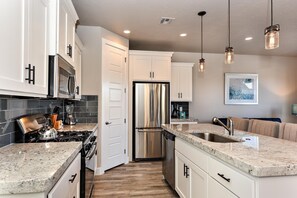 Casa, varias camas, vista a la alberca (Townhouse at Canyon Tree) | Cocina privada | Refrigerador con congelador, microondas, horno y parrilla de estufa 