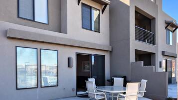 House, Multiple Beds, Pool View (Townhouse at Canyon Tree) | Outdoor dining