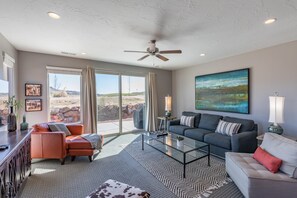 Rumah, Beberapa Tempat Tidur, pemandangan lapangan golf (Snow Canyon Sunrise) | Area keluarga | TV layar datar dan pemutar DVD