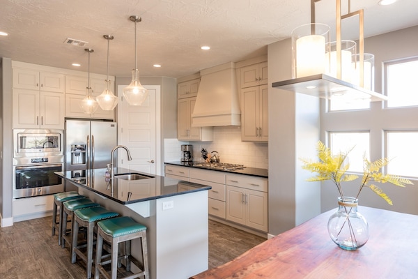 House, Multiple Beds, Golf View (Snow Canyon Sunrise) | Private kitchen | Full-size fridge, microwave, oven, stovetop