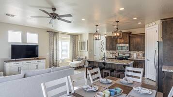 House, Multiple Beds, Pool View (Life's Good) | Interior
