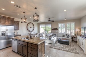 独立别墅, 多张床, 泳池景观 (Life's Good) | 私人厨房 | 冰箱、微波炉、烤箱、炉灶