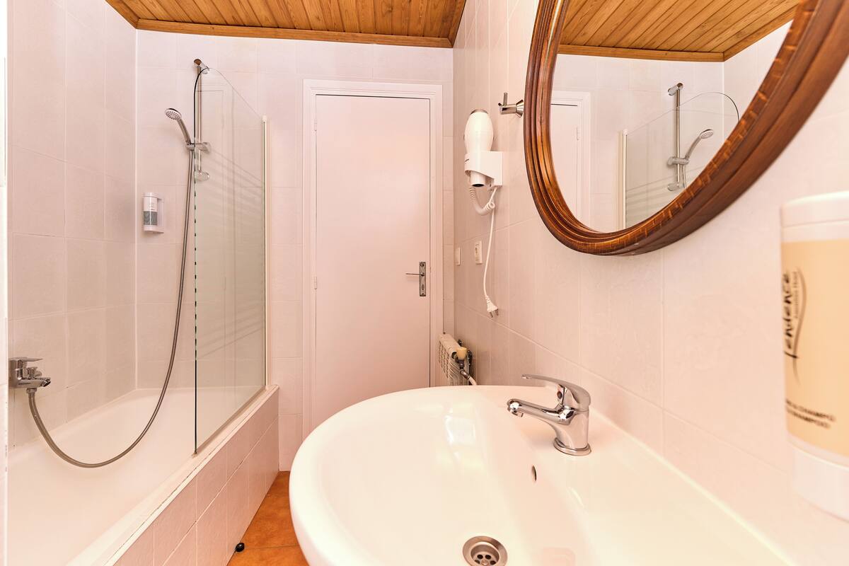 quadruple room | bathroom | free toiletries, hair dryer, towels