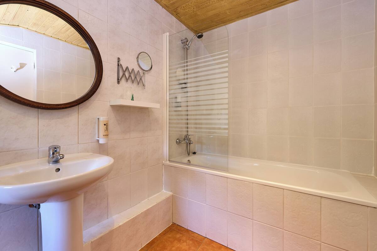 double room | bathroom | free toiletries, hair dryer, towels