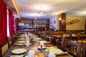 Petit déjeuner et dßner servis sur place, spécialités Cuisine locale
