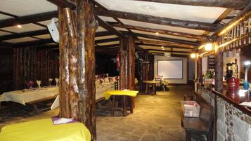 Breakfast and dinner served, local cuisine