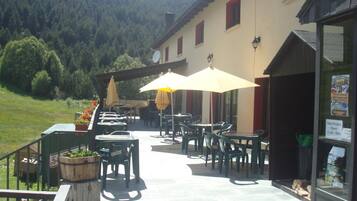 Breakfast and dinner served, local cuisine