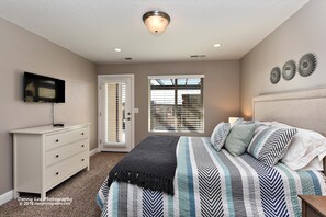 Talo, useita sänkyjä, näköala golfkentälle (Another Day In Paradise) | 4 makuuhuonetta, yksilöllisesti sisustettu, yksilöllisesti kalustettu