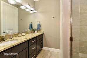 Casa, varias camas, vista al campo de golf (Another Day In Paradise) | Baño | Tina con regadera, amenidades de baño gratuitas, secadora de cabello 