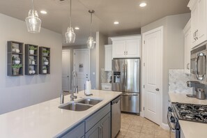 House, Multiple Beds, Mountain View (Luxury At The Ledges) | Private kitchen
