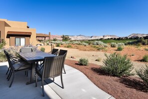 House, Multiple Beds, Mountain View (Luxury At The Ledges) | Outdoor dining