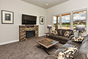 House, Multiple Beds, Pool View (Stay On Course) | Living area
