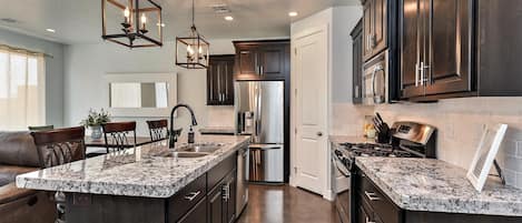 House, Multiple Beds, Desert View (Desert Cool) | Private kitchen | Full-size fridge, microwave, oven, stovetop