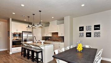 House, Multiple Beds, Golf View (Retreat On The Green) | Dining