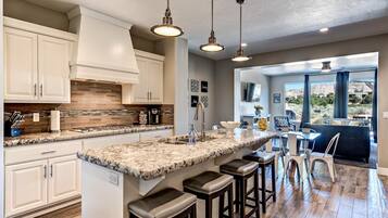 House, Multiple Beds, Golf View (Retreat On The Green) | Private kitchen | Full-size fridge, microwave, oven, coffee/tea maker