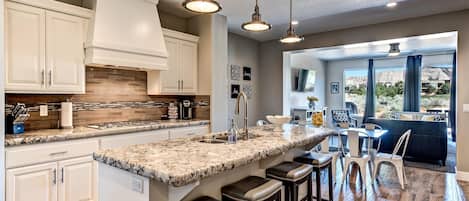 House, Multiple Beds, Golf View (Retreat On The Green) | Private kitchen