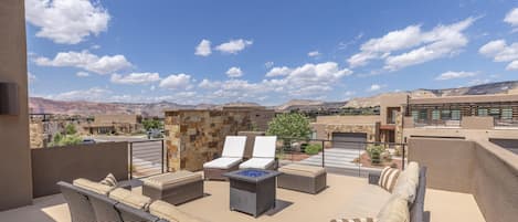 Rumah, Beberapa Tempat Tidur, pemandangan gunung (Kickin' It At Karisma) | Pemandangan gunung