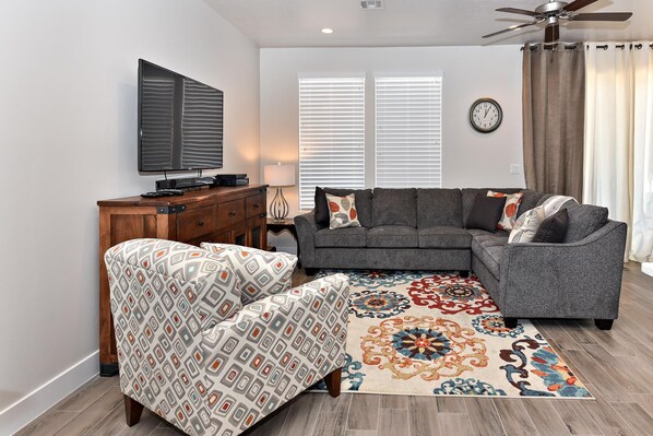 Talo, useita sänkyjä, vuoristonäköala (The Great Escape) | Olohuone | Taulutelevisio, takka, DVD-soitin