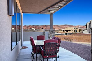 Outdoor dining - Red Rock Retreat (St. George)