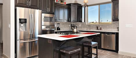 Stadtwohnung, Mehrere Betten, Bergblick (Red Rock Retreat) | Eigene Küche | Großer Kühlschrank, Mikrowelle, Ofen, Herdplatte