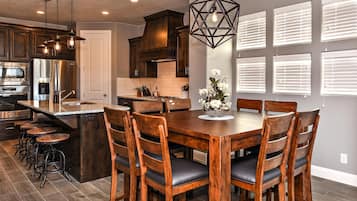 Rumah, Beberapa Tempat Tidur, pemandangan gunung (Paradise Found) | Tempat makan