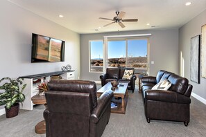 Casa, diversos llits, vistes a la muntanya (Paradise Found) | Sala d'estar | Televisor de pantalla plana i reproductor de DVD 