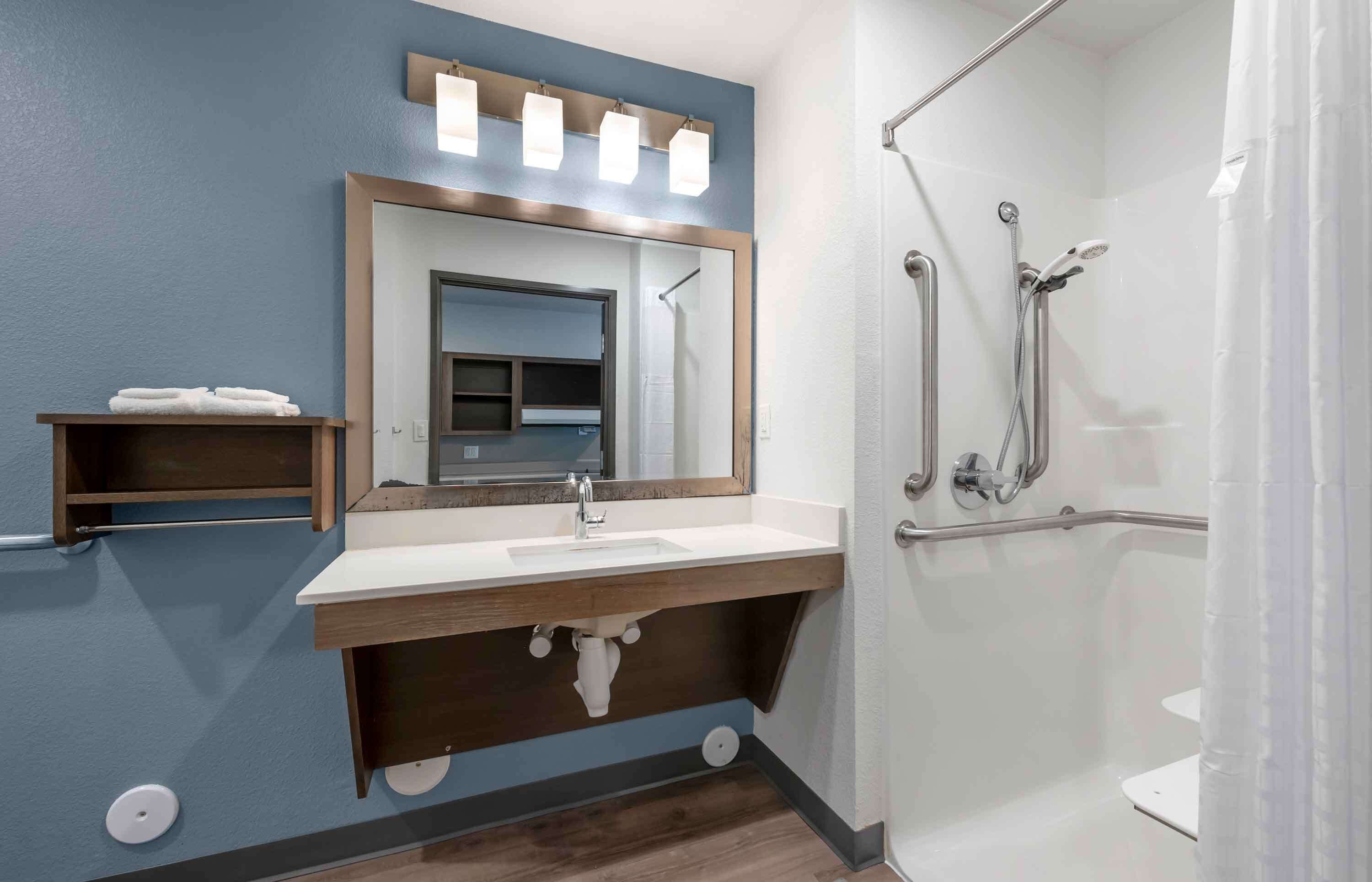 combined shower/bathtub, towels, soap, shampoo