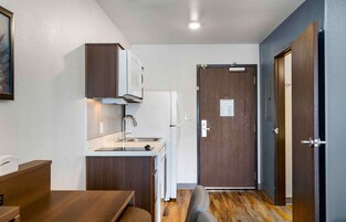 Deluxe Studio, Non Smoking, Refrigerator & Microwave | Desk, laptop workspace, iron/ironing board, free WiFi